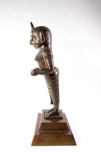 Figur, Indien, 19./20. Jh., weibliche Gottheit, Bronze auf separaten Kupfersockel, Augen wohl ursprünglich mit Silber eingelegt, in Ohren und Nase eingelegte, gefasste Steine, sehr schöne, beeindruckende Figur, H: 58 cm.   Figure, India, 19/20th...