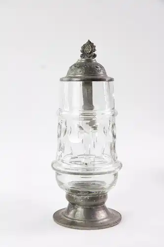 Bierkrug, um 1900, geschliffenes Glas, Zinndeckel, Fuß abgebrochen, und mit Zinnstand alt ergänzt, H: 24,5 cm.