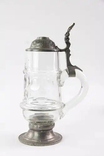 Bierkrug, um 1900, geschliffenes Glas, Zinndeckel, Fuß abgebrochen, und mit Zinnstand alt ergänzt, H: 24,5 cm.