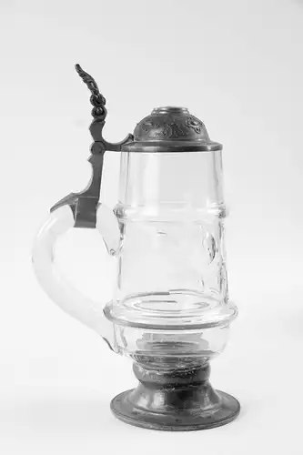 Bierkrug, um 1900, geschliffenes Glas, Zinndeckel, Fuß abgebrochen, und mit Zinnstand alt ergänzt, H: 24,5 cm.