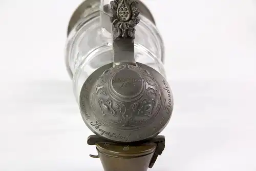 Bierkrug, um 1900, geschliffenes Glas, Zinndeckel, Fuß abgebrochen, und mit Zinnstand alt ergänzt, H: 24,5 cm.