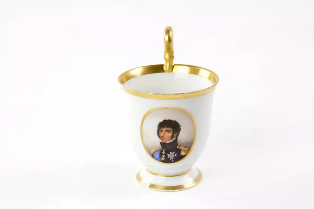Tasse, um 1815, Biedermeier, gemarkt KPM Berlin, auf der Schauseite Portrait von Karl XIV. Johann (* 26. Januar 1763 in Pau, Frankreich als Jean Baptiste Bernadotte; † 8. März 1844 in Stockholm, war französischer Maréchal d’Empire, Fürst von... 0
