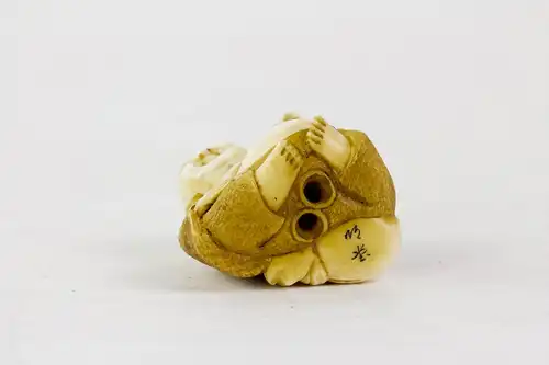 Netsuke, Japan, Meiji-Zeit, um 1900, Elfenbein Buddha mit Palmwedel, fein geschnitzt und signiert, Gebrauchsspuren. H: 3,5 cm.