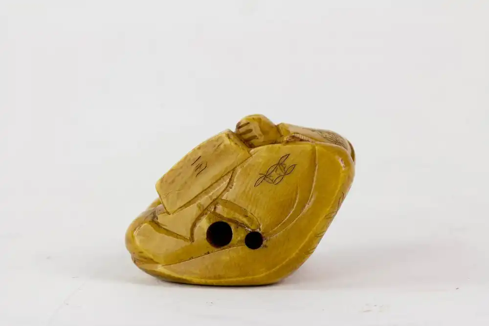 Netsuke, Japan, Meiji Zeit, um 1900, signiert, Elfenbein, sitzender Mann mit Flaschenkürbis und Schale, Gebrauchsspuren. H: 3,5 cm. 3