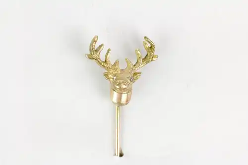 Krawattennadel, um 1900, 333er Gold, in Form eines Hirschkopfes, Augen mit Diamantsplittern belegt, eine Geweihstange leicht verbogen, Gebrauchsspuren. L:  6,9 cm, 3,2 g.