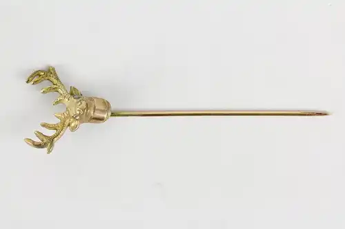 Krawattennadel, um 1900, 333er Gold, in Form eines Hirschkopfes, Augen mit Diamantsplittern belegt, eine Geweihstange leicht verbogen, Gebrauchsspuren. L:  6,9 cm, 3,2 g.