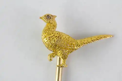 Krawattennadel, um 1900, 18 Karat Gold, in Form eines Jagdfasans, Augen mit Diamantsplittern belegt, feinste Juweliersarbeit, Gebrauchsspuren. L:  6,2 cm, 2,3 g.