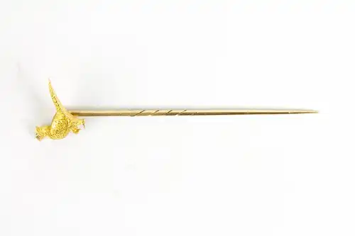 Krawattennadel, um 1900, 18 Karat Gold, in Form eines Jagdfasans, Augen mit Diamantsplittern belegt, feinste Juweliersarbeit, Gebrauchsspuren. L:  6,2 cm, 2,3 g.