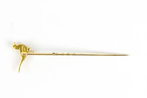 Krawattennadel, um 1900, 18 Karat Gold, in Form eines Jagdfasans, Augen mit Diamantsplittern belegt, feinste Juweliersarbeit, Gebrauchsspuren. L:  6,2 cm, 2,3 g.