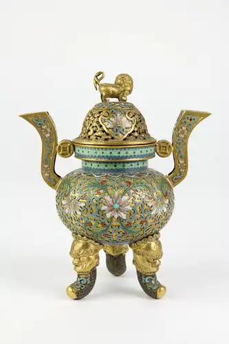 Räuchergefäß, China, 19./20. Jh.,  vergoldetes, durchbrochen gearbeitetes  Messinggefäß, verziert mit Blumen und Ornamenten in Cloisonné - Technik, auf drei mit Fabelwesen verzierten Füßen, 2 gebogene Henkel mit Keschmünzen, Deckel mit Fo...