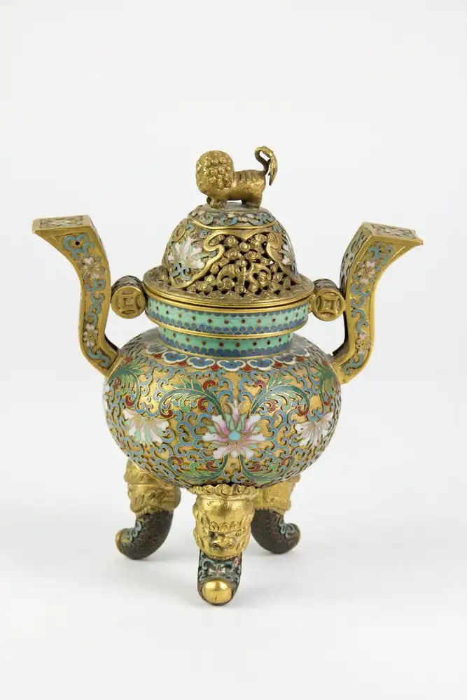 Räuchergefäß, China, 19./20. Jh.,  vergoldetes, durchbrochen gearbeitetes  Messinggefäß, verziert mit Blumen und Ornamenten in Cloisonné - Technik, auf drei mit Fabelwesen verzierten Füßen, 2 gebogene Henkel mit Keschmünzen, Deckel mit Fo... 1