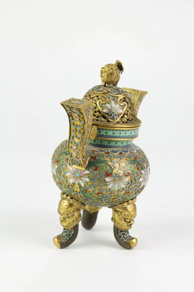 Räuchergefäß, China, 19./20. Jh.,  vergoldetes, durchbrochen gearbeitetes  Messinggefäß, verziert mit Blumen und Ornamenten in Cloisonné - Technik, auf drei mit Fabelwesen verzierten Füßen, 2 gebogene Henkel mit Keschmünzen, Deckel mit Fo... 2