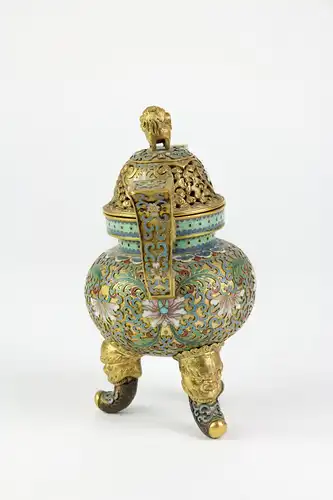 Räuchergefäß, China, 19./20. Jh.,  vergoldetes, durchbrochen gearbeitetes  Messinggefäß, verziert mit Blumen und Ornamenten in Cloisonné - Technik, auf drei mit Fabelwesen verzierten Füßen, 2 gebogene Henkel mit Keschmünzen, Deckel mit Fo...