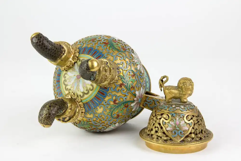 Räuchergefäß, China, 19./20. Jh.,  vergoldetes, durchbrochen gearbeitetes  Messinggefäß, verziert mit Blumen und Ornamenten in Cloisonné - Technik, auf drei mit Fabelwesen verzierten Füßen, 2 gebogene Henkel mit Keschmünzen, Deckel mit Fo... 4