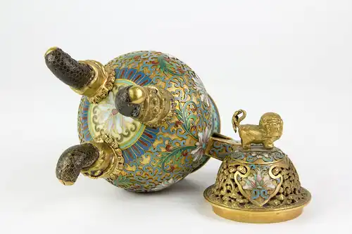 Räuchergefäß, China, 19./20. Jh.,  vergoldetes, durchbrochen gearbeitetes  Messinggefäß, verziert mit Blumen und Ornamenten in Cloisonné - Technik, auf drei mit Fabelwesen verzierten Füßen, 2 gebogene Henkel mit Keschmünzen, Deckel mit Fo...