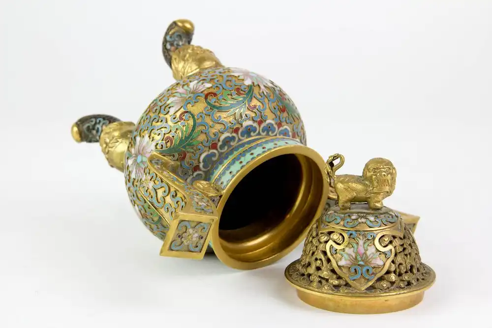 Räuchergefäß, China, 19./20. Jh.,  vergoldetes, durchbrochen gearbeitetes  Messinggefäß, verziert mit Blumen und Ornamenten in Cloisonné - Technik, auf drei mit Fabelwesen verzierten Füßen, 2 gebogene Henkel mit Keschmünzen, Deckel mit Fo... 5