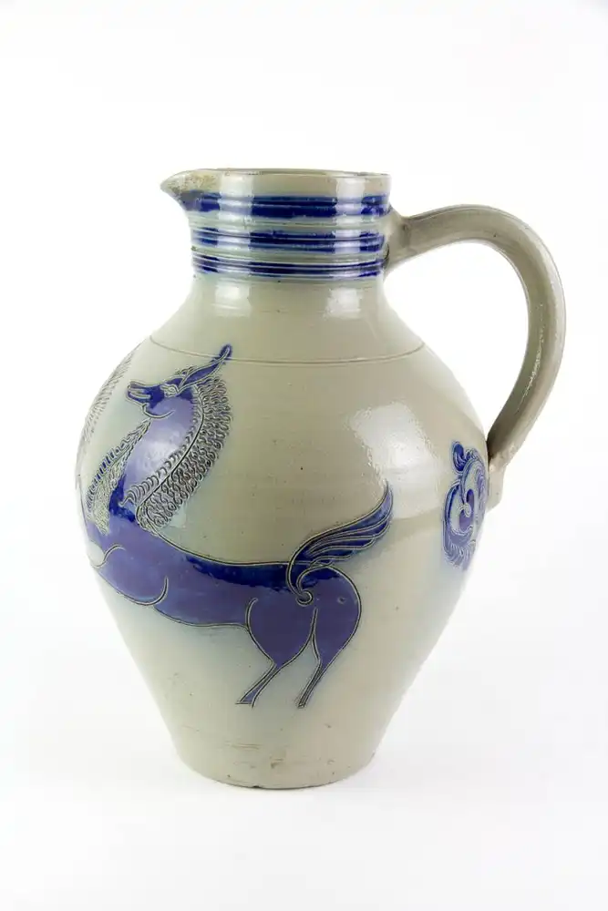 Großer Krug, Betschdorf (Elsass), um 1900, graues Steinzeug geritzt und kobaltblau mit einer Sonne und zwei die Sonne flankierenden Pferden verziert, schöner Krug in feiner Qualität, Gebrauchsspuren, H: 32,5 cm. 1