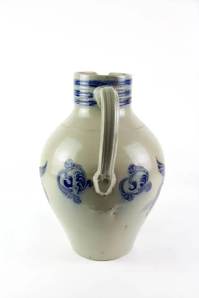 Großer Krug, Betschdorf (Elsass), um 1900, graues Steinzeug geritzt und kobaltblau mit einer Sonne und zwei die Sonne flankierenden Pferden verziert, schöner Krug in feiner Qualität, Gebrauchsspuren, H: 32,5 cm. 2