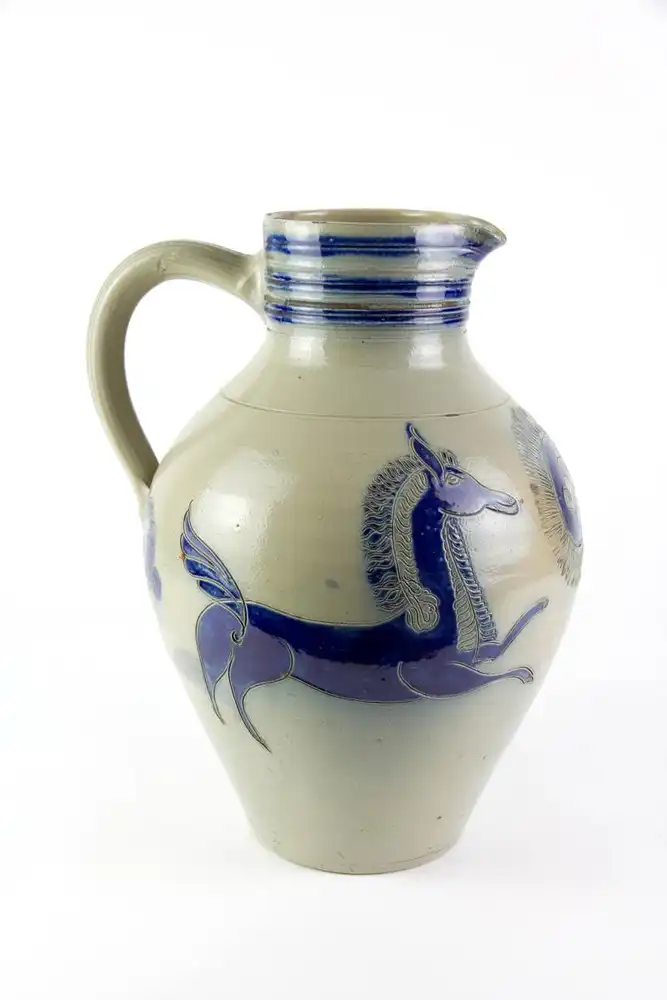 Großer Krug, Betschdorf (Elsass), um 1900, graues Steinzeug geritzt und kobaltblau mit einer Sonne und zwei die Sonne flankierenden Pferden verziert, schöner Krug in feiner Qualität, Gebrauchsspuren, H: 32,5 cm. 3