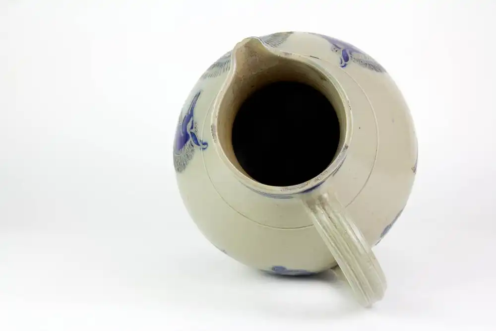 Großer Krug, Betschdorf (Elsass), um 1900, graues Steinzeug geritzt und kobaltblau mit einer Sonne und zwei die Sonne flankierenden Pferden verziert, schöner Krug in feiner Qualität, Gebrauchsspuren, H: 32,5 cm. 4