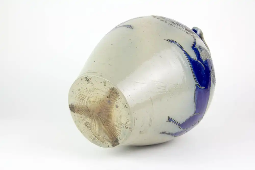 Großer Krug, Betschdorf (Elsass), um 1900, graues Steinzeug geritzt und kobaltblau mit einer Sonne und zwei die Sonne flankierenden Pferden verziert, schöner Krug in feiner Qualität, Gebrauchsspuren, H: 32,5 cm. 5