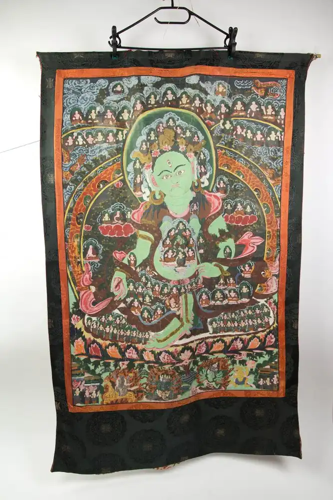 Große Thangka, Tibet, Anf.  20. Jh., Darstellung einer grünen Tara, (Als Tara wird eine weibliche, friedvolle Manifestation erleuchteter Weisheit bezeichnet. Im Buddhismus gilt sie auch als eine Ausstrahlung des Bodhisattva Avalokiteshvara und ist... 1
