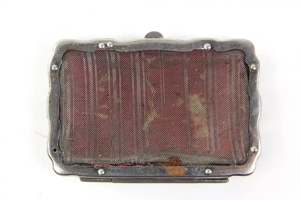 Portemonnaie, um 1900, Stahl poliert und Stahldraht patiniert, gemarkt W. Brevetti, rechteckige Form, auf Oberseite aus Stahldraht/ -fäden, zwei Blumen, umgeben von geflochtenen und geschlungenen Ornamenten, innen mit rotem Stoff ausgelegt,... 1