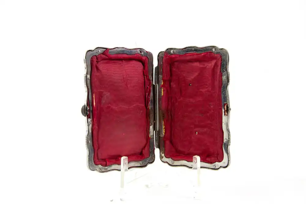 Portemonnaie, um 1900, Stahl poliert und Stahldraht patiniert, gemarkt W. Brevetti, rechteckige Form, auf Oberseite aus Stahldraht/ -fäden, zwei Blumen, umgeben von geflochtenen und geschlungenen Ornamenten, innen mit rotem Stoff ausgelegt,... 2