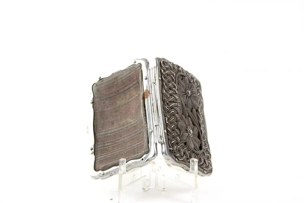 Portemonnaie, um 1900, Stahl poliert und Stahldraht patiniert, gemarkt W. Brevetti, rechteckige Form, auf Oberseite aus Stahldraht/ -fäden, zwei Blumen, umgeben von geflochtenen und geschlungenen Ornamenten, innen mit rotem Stoff ausgelegt,... 3