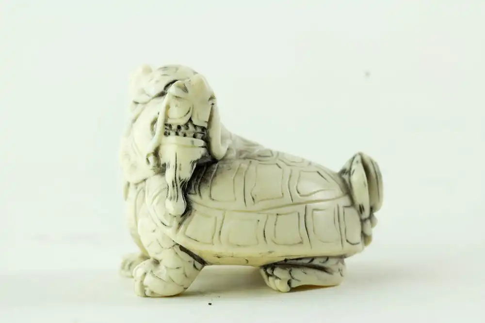 Kleine Figur, Asien, 19. Jh., Elfenbein, Drachenschildkröte, geschnitzt, guter Zustand, 3 cm x 3,5 cm. 0