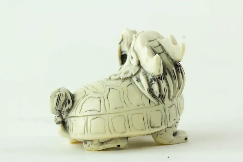 Kleine Figur, Asien, 19. Jh., Elfenbein, Drachenschildkröte, geschnitzt, guter Zustand, 3 cm x 3,5 cm. 2