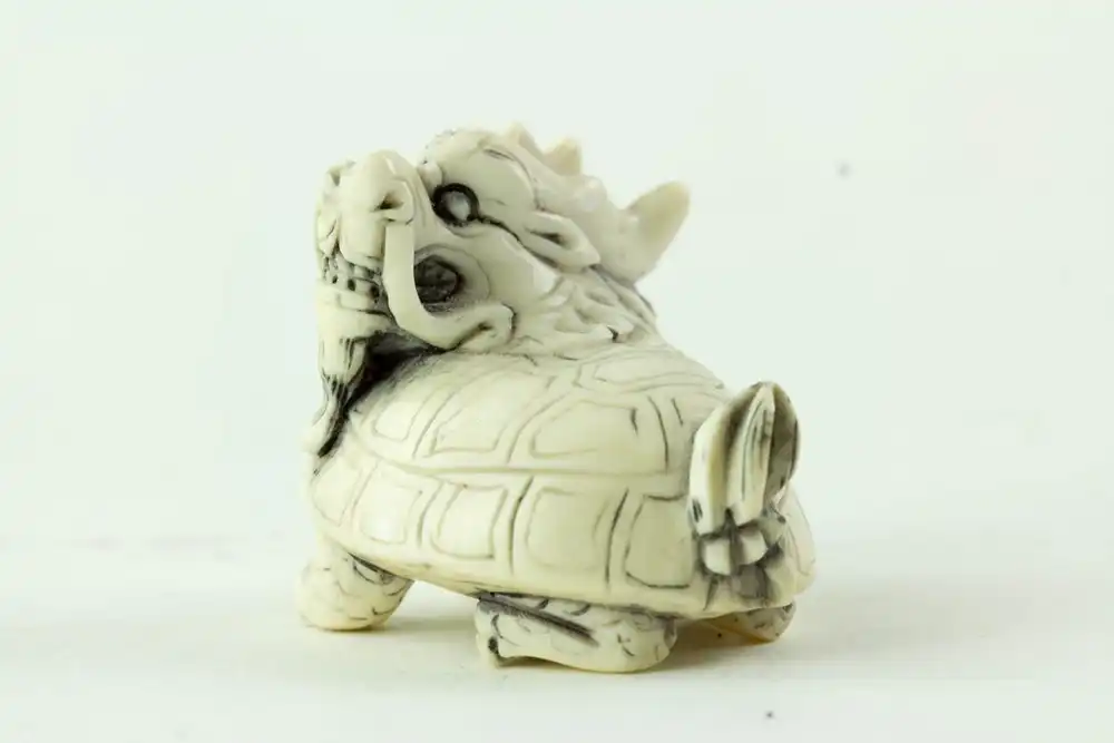 Kleine Figur, Asien, 19. Jh., Elfenbein, Drachenschildkröte, geschnitzt, guter Zustand, 3 cm x 3,5 cm. 3