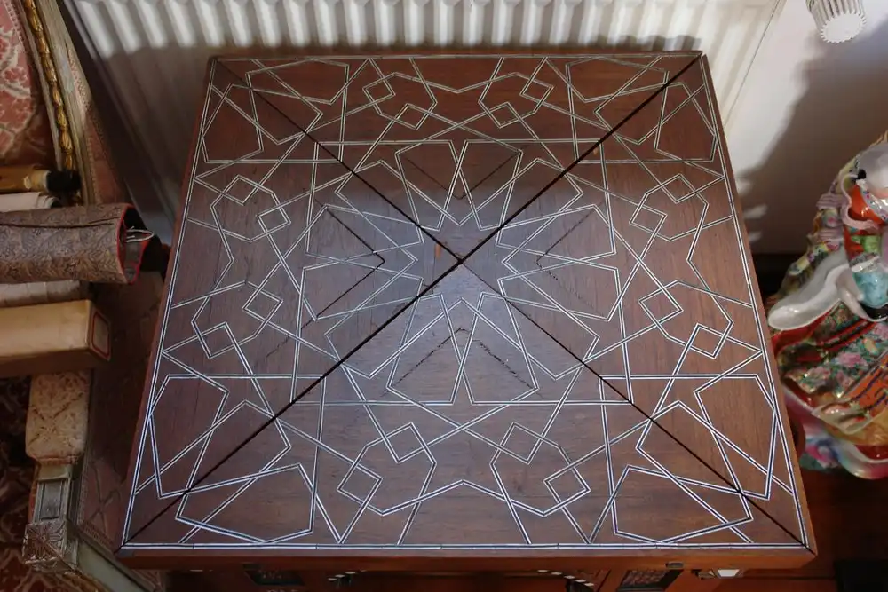 Spieltisch, Deutsch, um 1900, im Maurischen Stil, Nussbaum massiv und furniert, mit feinen Einlagen aus Bein, Seitenteile abklappbar, unrestaurierter Zustand, Schwundrisse, selten, B x T: 57 cm, H: 77 cm.  !!!!KEIN VERSAND! Wir helfen Ihnen aber gern... 2