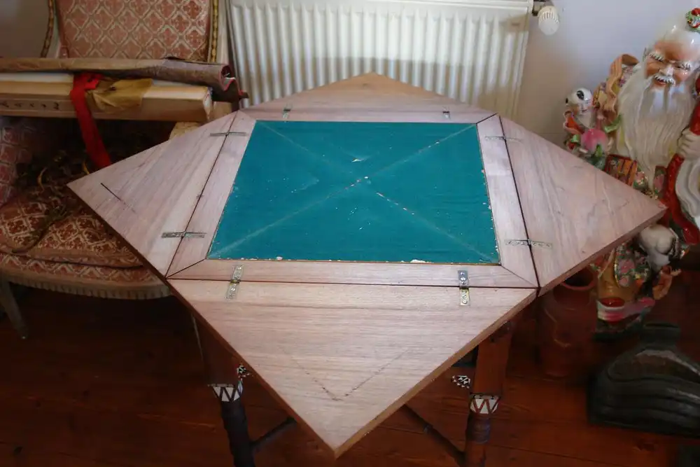 Spieltisch, Deutsch, um 1900, im Maurischen Stil, Nussbaum massiv und furniert, mit feinen Einlagen aus Bein, Seitenteile abklappbar, unrestaurierter Zustand, Schwundrisse, selten, B x T: 57 cm, H: 77 cm.  !!!!KEIN VERSAND! Wir helfen Ihnen aber gern... 3