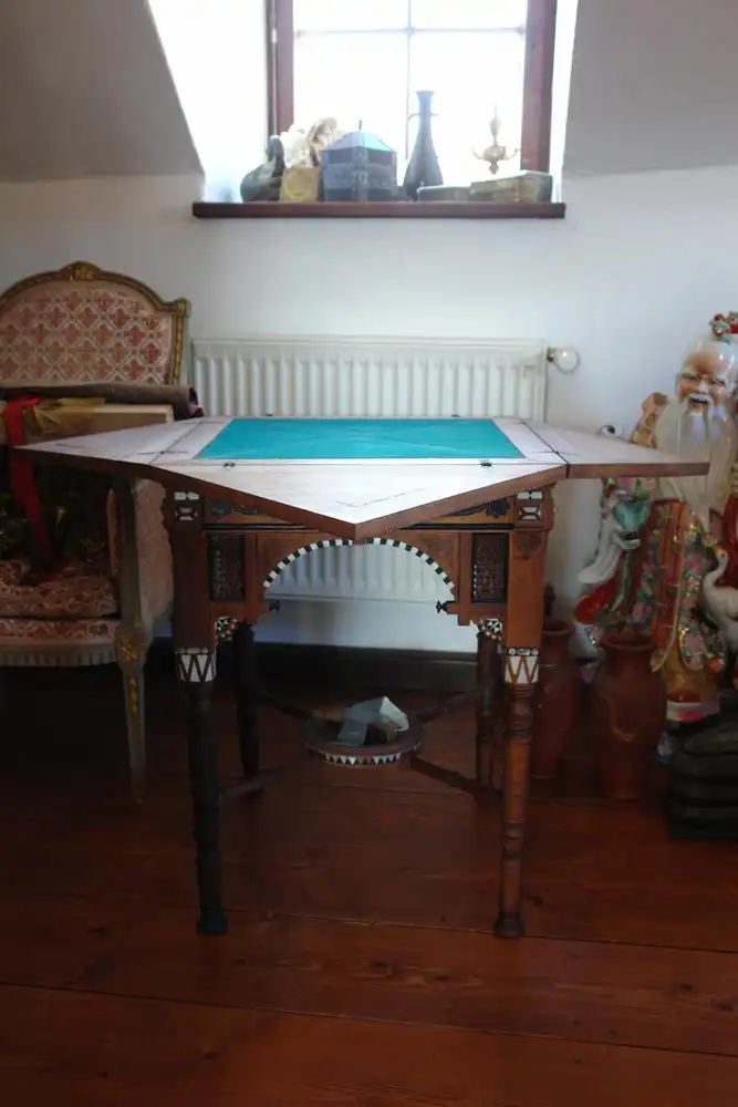 Spieltisch, Deutsch, um 1900, im Maurischen Stil, Nussbaum massiv und furniert, mit feinen Einlagen aus Bein, Seitenteile abklappbar, unrestaurierter Zustand, Schwundrisse, selten, B x T: 57 cm, H: 77 cm.  !!!!KEIN VERSAND! Wir helfen Ihnen aber gern... 4