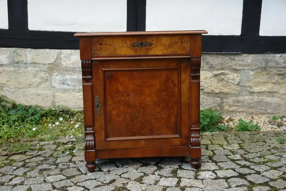 Halbschrank, um 1890, Gründerzeit, Nussbaum furniert, unrestauriert, B: 70 cm, H: 78 cm, T: 42 cm. !!!!KEIN VERSAND! Wir helfen Ihnen aber gern bei der Vermittlung und Organisation des Transportes über eine Spedition! 0