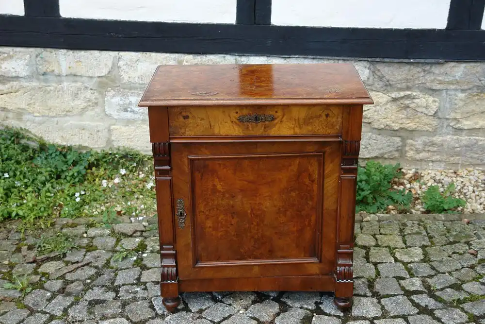 Halbschrank, um 1890, Gründerzeit, Nussbaum furniert, unrestauriert, B: 70 cm, H: 78 cm, T: 42 cm. !!!!KEIN VERSAND! Wir helfen Ihnen aber gern bei der Vermittlung und Organisation des Transportes über eine Spedition! 1