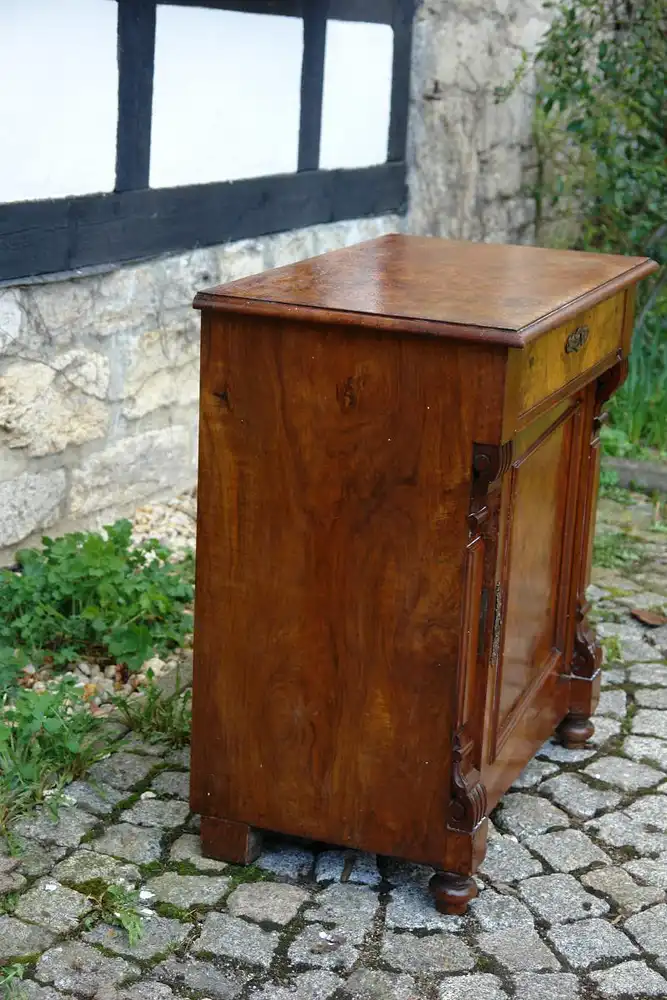 Halbschrank, um 1890, Gründerzeit, Nussbaum furniert, unrestauriert, B: 70 cm, H: 78 cm, T: 42 cm. !!!!KEIN VERSAND! Wir helfen Ihnen aber gern bei der Vermittlung und Organisation des Transportes über eine Spedition! 2