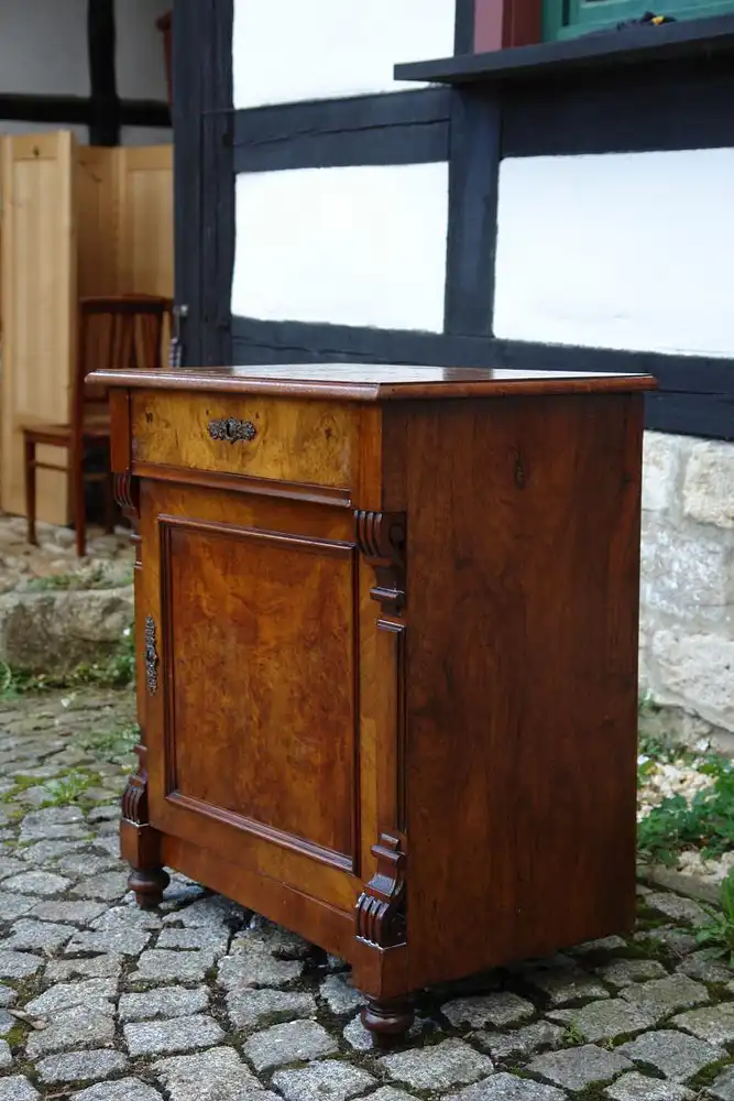 Halbschrank, um 1890, Gründerzeit, Nussbaum furniert, unrestauriert, B: 70 cm, H: 78 cm, T: 42 cm. !!!!KEIN VERSAND! Wir helfen Ihnen aber gern bei der Vermittlung und Organisation des Transportes über eine Spedition! 3