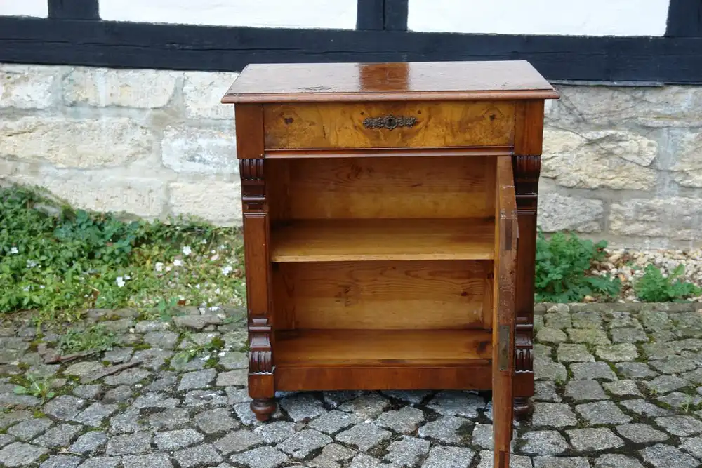 Halbschrank, um 1890, Gründerzeit, Nussbaum furniert, unrestauriert, B: 70 cm, H: 78 cm, T: 42 cm. !!!!KEIN VERSAND! Wir helfen Ihnen aber gern bei der Vermittlung und Organisation des Transportes über eine Spedition! 4