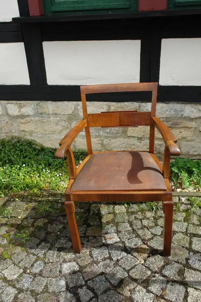Schreibtischstuhl, 20/30er Jahre, Nussbaum massiv, Ledereinsatz, unrestauriert, Sitzhöhe ca. 52 cm, H: 92 cm. !!!!KEIN VERSAND! Wir helfen Ihnen aber gern bei der Vermittlung und Organisation des Transportes über eine Spedition! 1