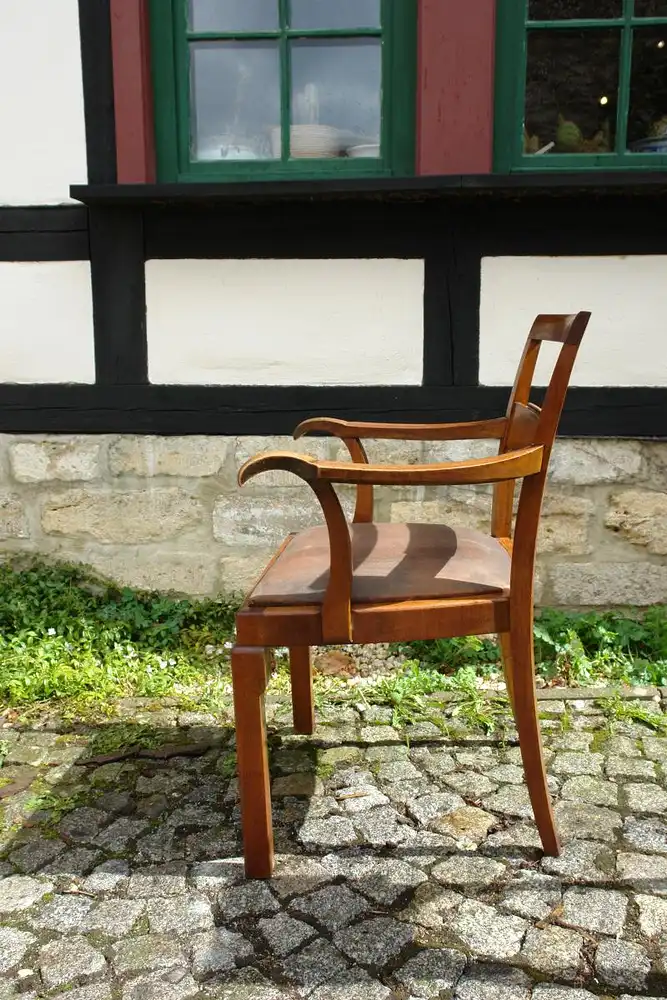 Schreibtischstuhl, 20/30er Jahre, Nussbaum massiv, Ledereinsatz, unrestauriert, Sitzhöhe ca. 52 cm, H: 92 cm. !!!!KEIN VERSAND! Wir helfen Ihnen aber gern bei der Vermittlung und Organisation des Transportes über eine Spedition! 2