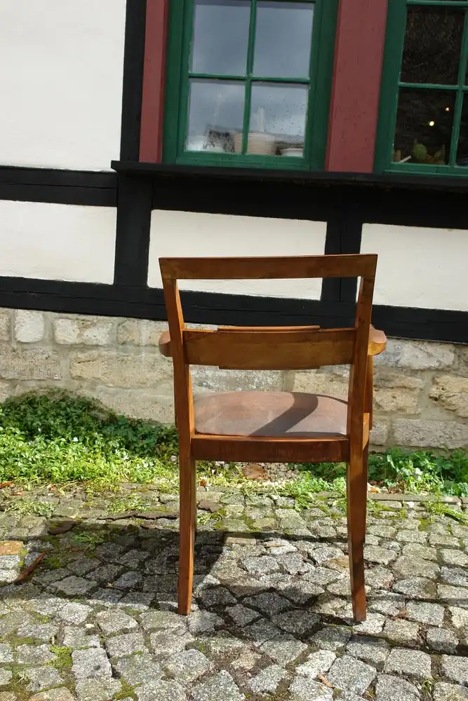 Schreibtischstuhl, 20/30er Jahre, Nussbaum massiv, Ledereinsatz, unrestauriert, Sitzhöhe ca. 52 cm, H: 92 cm. !!!!KEIN VERSAND! Wir helfen Ihnen aber gern bei der Vermittlung und Organisation des Transportes über eine Spedition! 3
