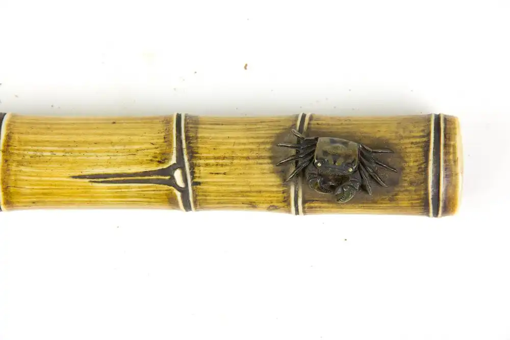 Rauchgarnitur, Japan, Meiji Zeit, bestehend aus Pfeife, Pfeifenbehälter und Tabakbeutel, Pfeife aus Silber, mit Blumen verziert, Mittelstück aus Bambus, geschnitzter Pfeifenbehälter aus Horn in Form eines Bambushalmes, verziert mit kleiner,... 2