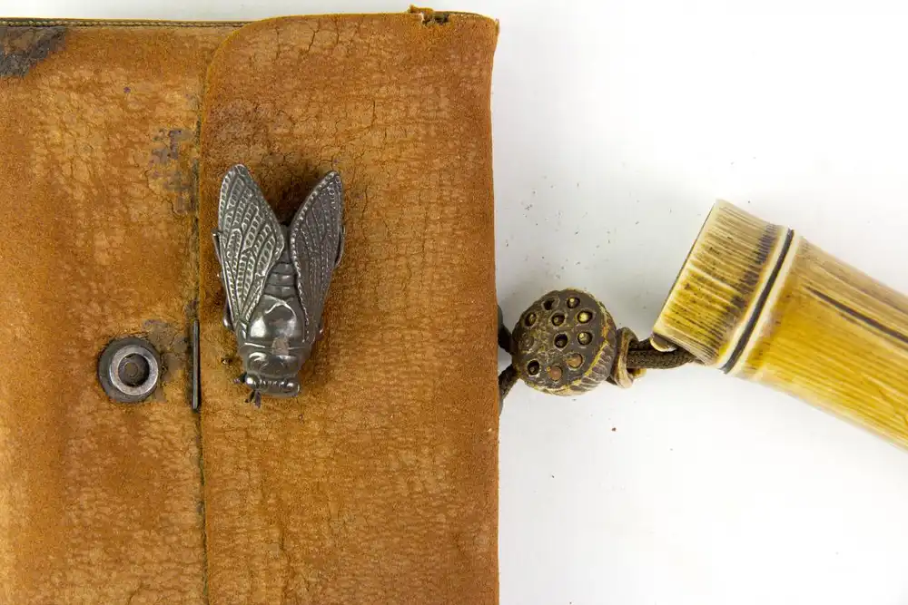 Rauchgarnitur, Japan, Meiji Zeit, bestehend aus Pfeife, Pfeifenbehälter und Tabakbeutel, Pfeife aus Silber, mit Blumen verziert, Mittelstück aus Bambus, geschnitzter Pfeifenbehälter aus Horn in Form eines Bambushalmes, verziert mit kleiner,... 3