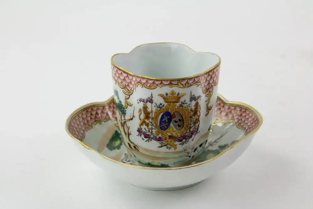 Tasse und Untertasse, Frankreich, Ende 19. Jh., wohl Samson, ungemarkt, im chinesischen Stil des 18. Jh., bemalt mit Jagdszenen, und dem Wappen des Herzoges Louis-Félix de La Salle de Rochemaure, (1856 - 1915, er lebte auf dem Château de Clavières... 0