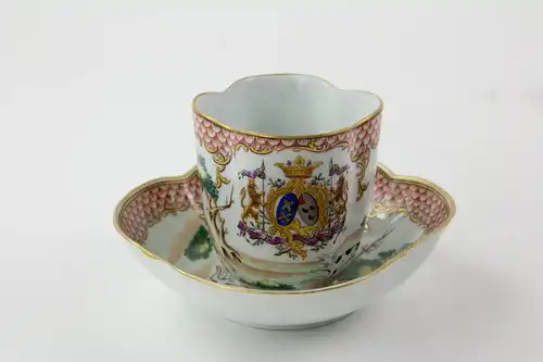 Tasse und Untertasse, Frankreich, Ende 19. Jh., wohl Samson, ungemarkt, im chinesischen Stil des 18. Jh., bemalt mit Jagdszenen, und dem Wappen des Herzoges Louis-Félix de La Salle de Rochemaure, (1856 - 1915, er lebte auf dem Château de Clavières...