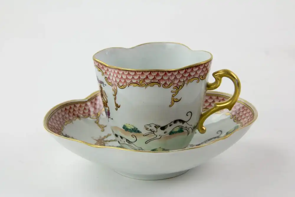 Tasse und Untertasse, Frankreich, Ende 19. Jh., wohl Samson, ungemarkt, im chinesischen Stil des 18. Jh., bemalt mit Jagdszenen, und dem Wappen des Herzoges Louis-Félix de La Salle de Rochemaure, (1856 - 1915, er lebte auf dem Château de Clavières... 1