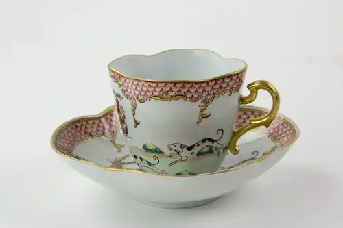 Tasse und Untertasse, Frankreich, Ende 19. Jh., wohl Samson, ungemarkt, im chinesischen Stil des 18. Jh., bemalt mit Jagdszenen, und dem Wappen des Herzoges Louis-Félix de La Salle de Rochemaure, (1856 - 1915, er lebte auf dem Château de Clavières...