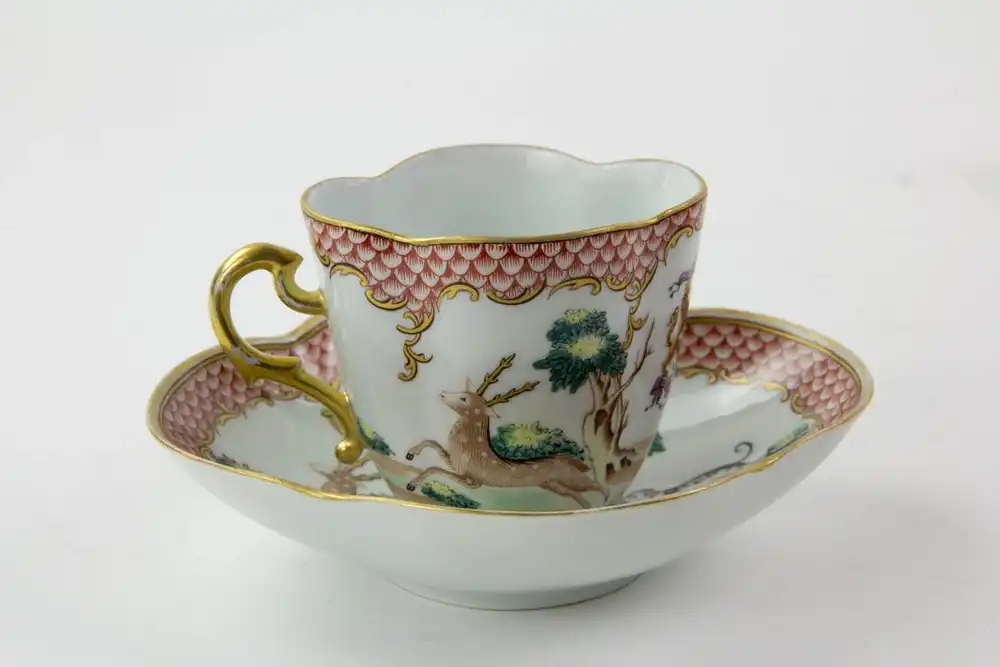 Tasse und Untertasse, Frankreich, Ende 19. Jh., wohl Samson, ungemarkt, im chinesischen Stil des 18. Jh., bemalt mit Jagdszenen, und dem Wappen des Herzoges Louis-Félix de La Salle de Rochemaure, (1856 - 1915, er lebte auf dem Château de Clavières... 2